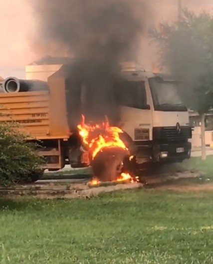 Bursa’da park halindeki kamyon alev alev yandı