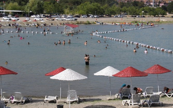 Sıcaktan bunalanlar Hazar Gölü’nde serinliyor