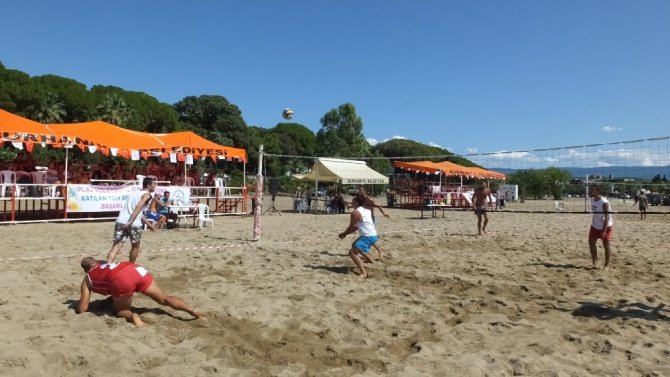 Burhaniye’de plaj voleybolu heyecanı