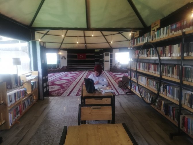 Kıl çadırlardan yapılan kütüphane gençlerin hizmetine sunuldu