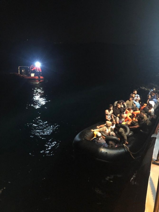 Ayvalık’ta 41 göçmen yakalandı