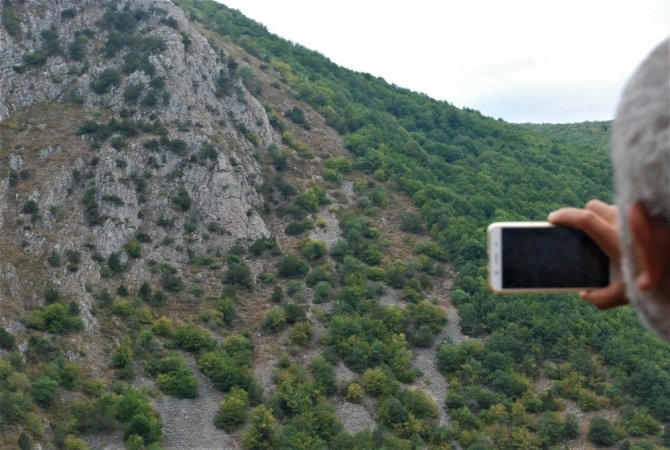 Dağ yüzeyindeki insan silueti dikkat çekiyor