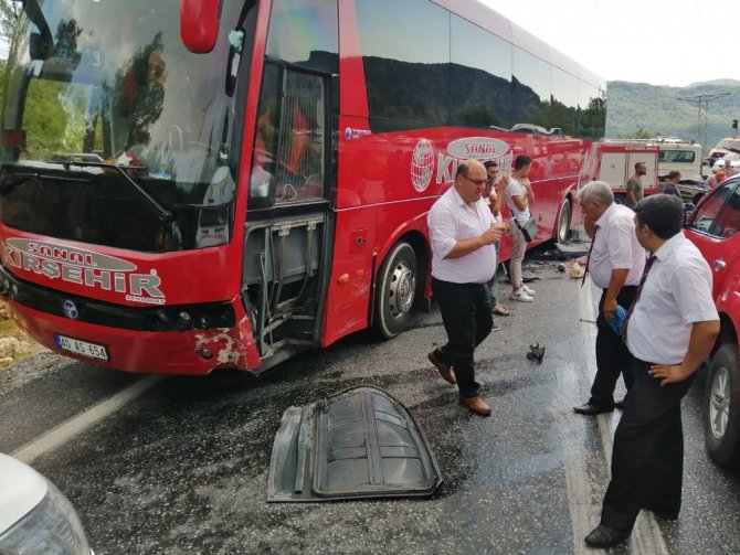 Antalya’da yolcu otobüsü ile otomobil çarpıştı: 1’i ağır 5 yaralı