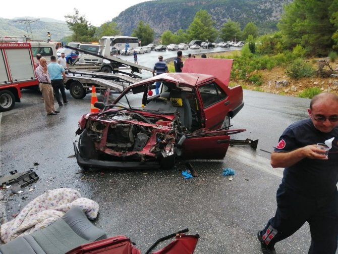 Antalya’da yolcu otobüsü ile otomobil çarpıştı: 1’i ağır 5 yaralı