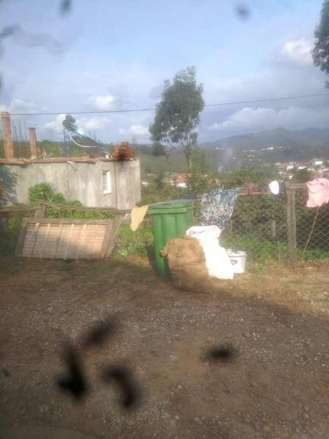 Karasu’da çöpleri toplanmayan mahalleli isyan etti