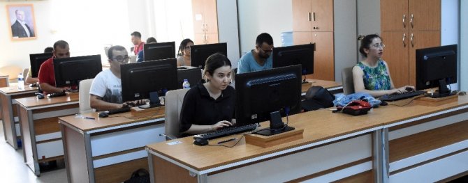 Adana Adliyesinde "10 parmak" sınav heyecanı