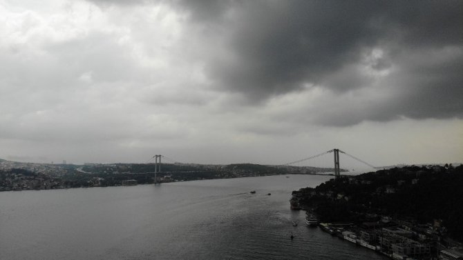 İstanbul’da gökyüzünü kaplayan kara bulutlar havadan görüntülendi