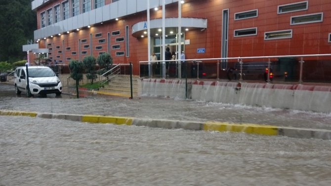 Aniden bastıran kuvvetli yağışta otobüs terminali sular altında kaldı