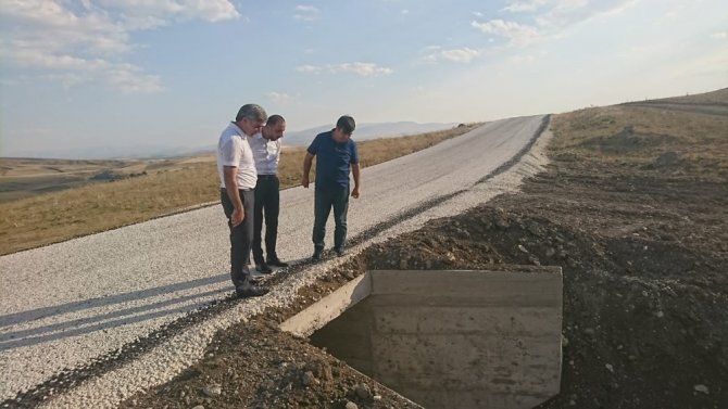 Ahlat’ın köy yollarında asfaltlama çalışması