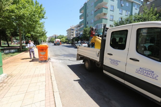 Büyükşehir, 25 bin 300 çöp konteynerini ilaçladı