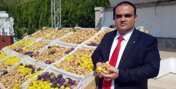 Nazilli’de sezonun ilk inciri 250 TL’den alıcı buldu