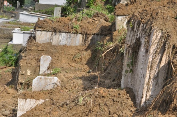 Zonguldak’ta heyelan oldu, mezarlar zarar gördü