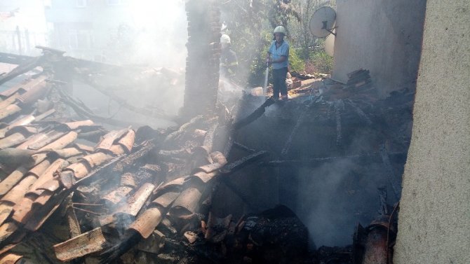 Kıbrıs Gazisi’nin evi alev alev yandı