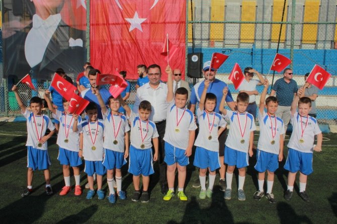 Bigaspor Yaz Futbol Okulunda madalyalı kapanış töreni