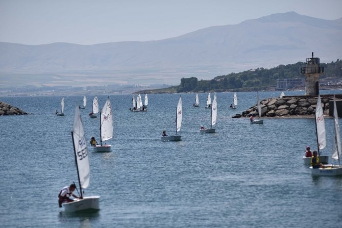 Ahlat’ta 77 yelkencinin katıldığı yelken yarışlar yapıldı