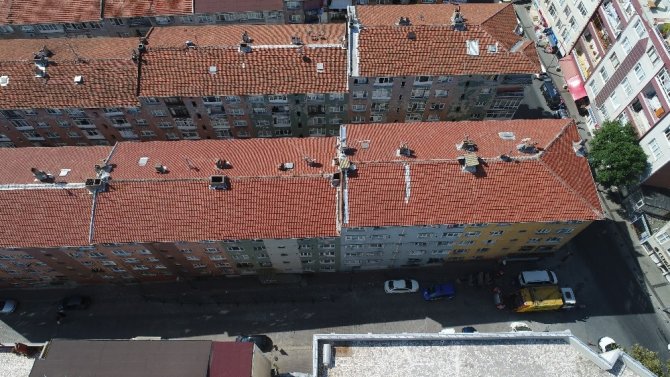 Bağcılar’da yıkılma tehlikesiyle boşaltılan bina havadan görüntülendi