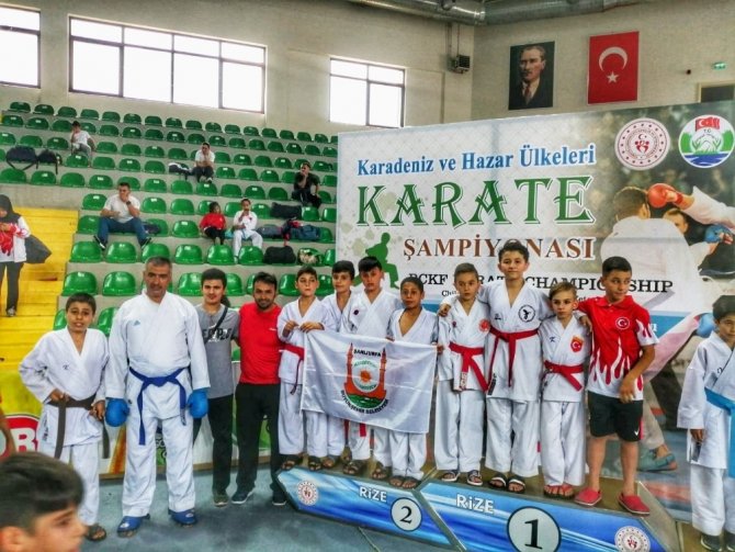 Gençler karate şampiyonasından madalyalarla döndü