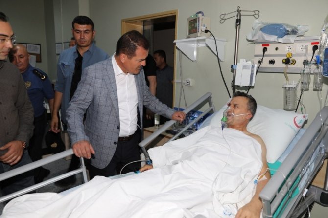 Vali Akbıyık, hastanede tedavi gören polisleri ziyaret etti