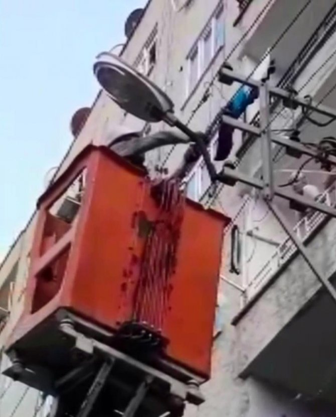 Diyarbakır’da elektrik tellerine takılan güvercini DEDAŞ ekipleri kurtardı