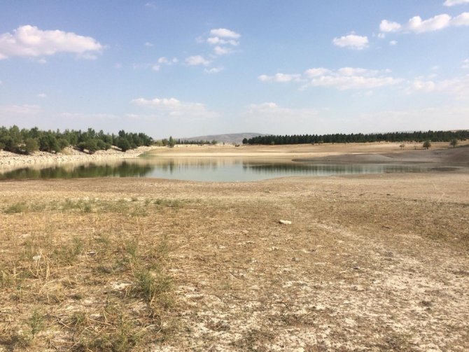 Günyüzü’nde kuraklık nedeniyle sulama göletleri kuruyor