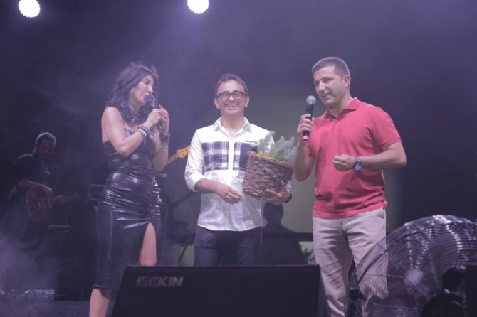 Kuşadası 22. Altın Güvercin Festivalinde nde Hande Yener rüzgarı esti