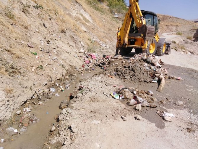Hakkari’de çevreye rastgele atılan çöplerle mücadele