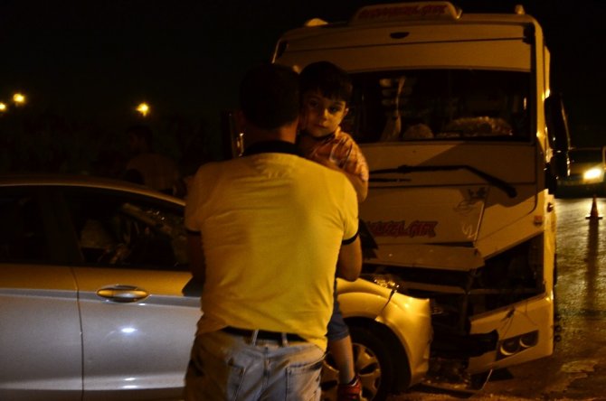 Adana’da yolcu minibüsü ile otomobil çarpıştı: 7 yaralı