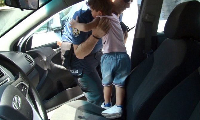 Otomobilde mahsur kalan 3 yaşındaki çocuk cam kırılarak kurtarıldı