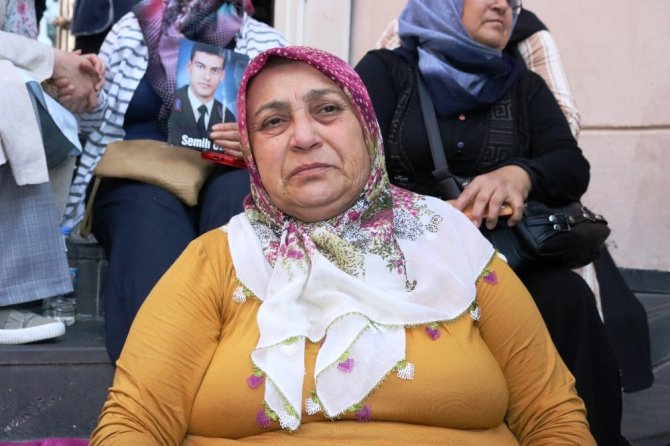 Acılı anne HDP önündeki eyleme Yıldız hemşireyle katıldı