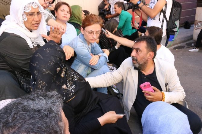Ahmet Yenilmez’den HDP önünde oturma eylemi yapan ailelere destek ziyareti