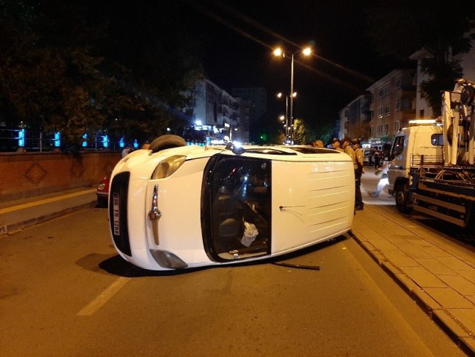 Başkent’te bir yaya ve iki otomobile çarpan araç devrildi: 2 yaralı