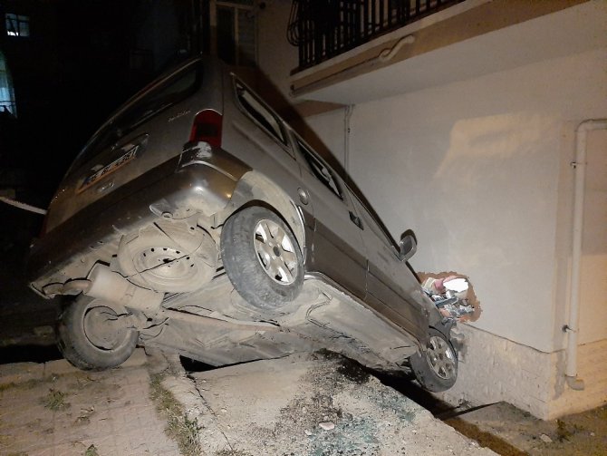 Ankara’da otomobil apartman duvarını deldi