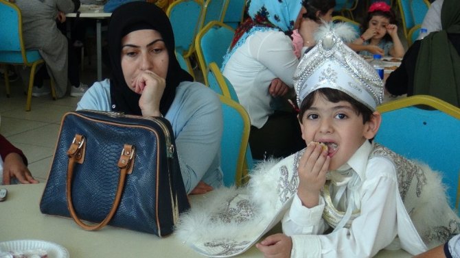 İzmirli ev hanımları Tatvanlı çocuklar için toplu sünnet şöleni düzenledi