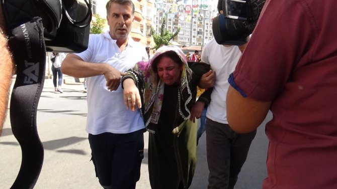HDP il binası önünde eylem yaparken babasının ölüm haberini aldı