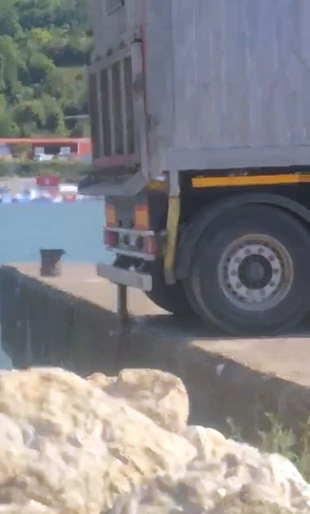 Denize atık boşaltan kamyon sürücüsü hakkında işlem başlatıldı