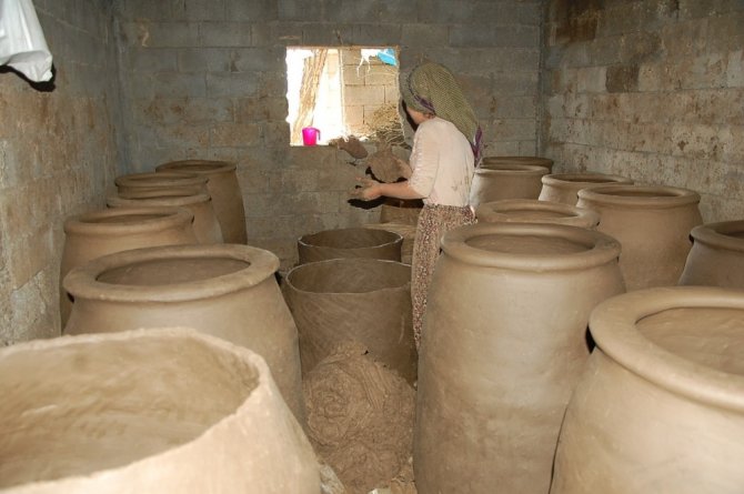 Günkırılı kadınlar, ekmeklerini çamurdan çıkarıyor