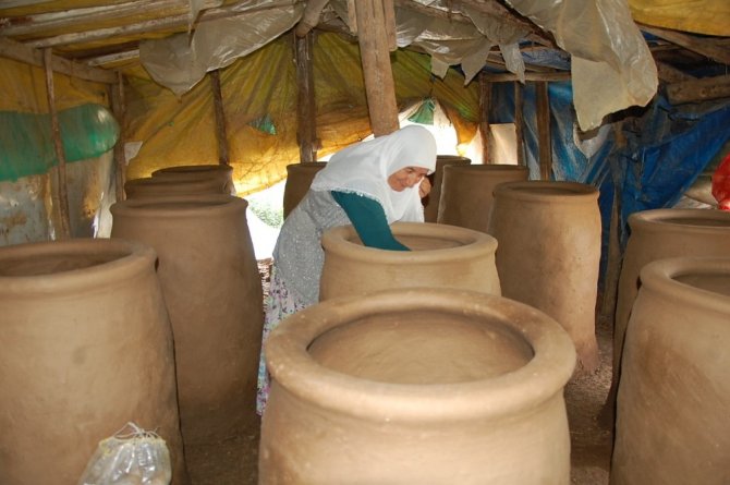 Günkırılı kadınlar, ekmeklerini çamurdan çıkarıyor