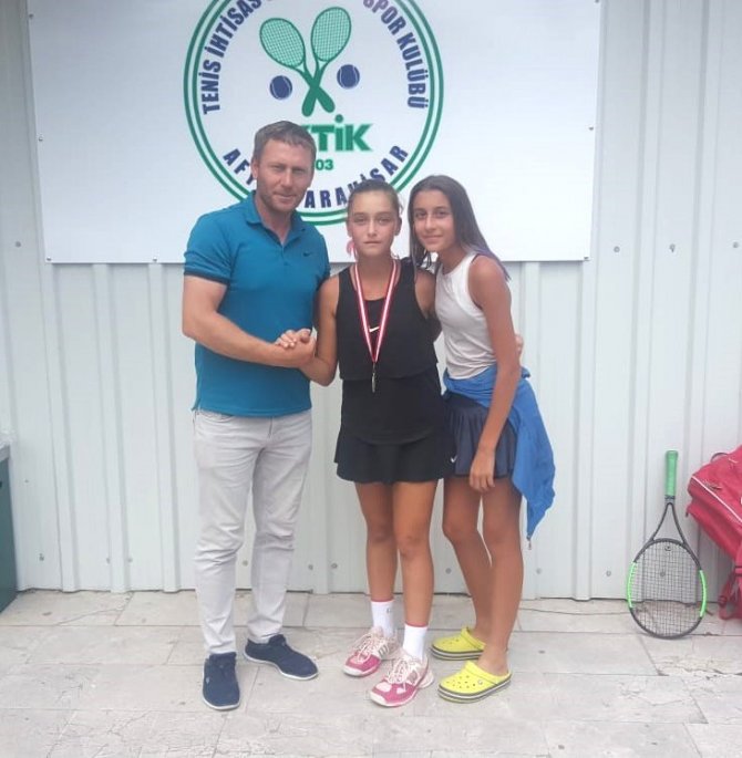 Mersin Büyükşehir Tenis Kulübü sporcuları, Afyon’dan madalyayla döndü
