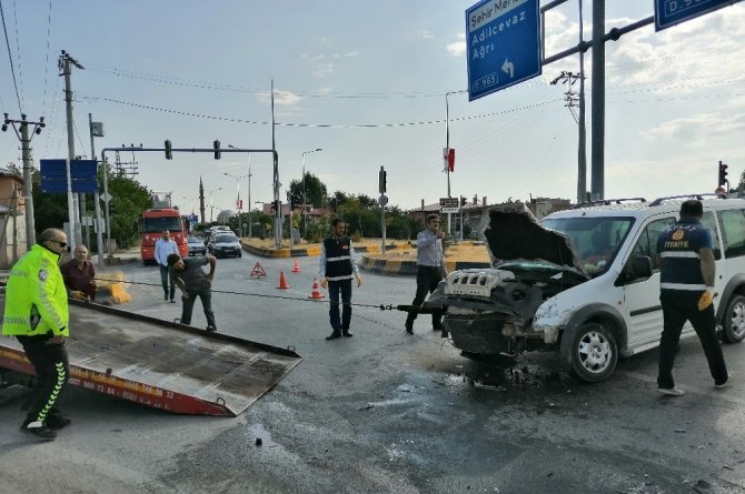 Ahlat’ta yabancı uyruklu kaçak göçmenleri taşıyan minibüs kaza yaptı