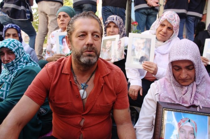 HDP önünde eylem yapan annelere sanatçı Bora Gencer’den destek ziyareti