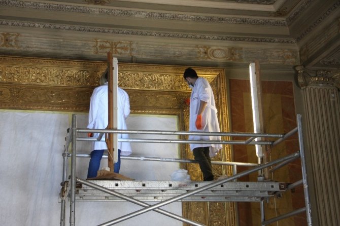 Dolmabahçe Sarayı’ndaki en büyük Altın Varak tablo çerçevesi restorasyonda