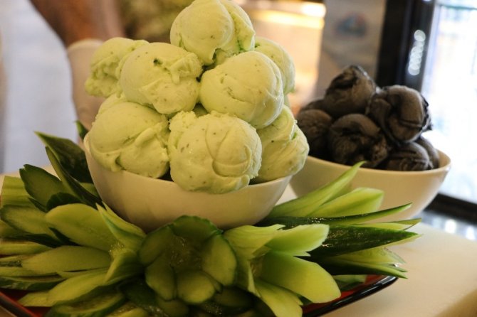 Kahramanmaraş’ta salatalıklı dondurma üretildi