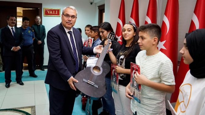 Muş’ta gitar kursunu tamamlayan öğrenciler, sertifikalarını Vali Gündüzöz’ün elinden aldılar
