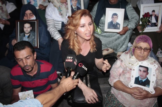 HDP il binası önünde eylem yapan annelere sanatçı Hülya Bozkaya’dan destek