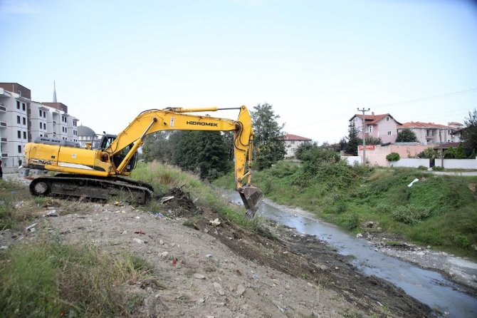 Gölü besleyen İstanbuldere’de atıklar temizleniyor