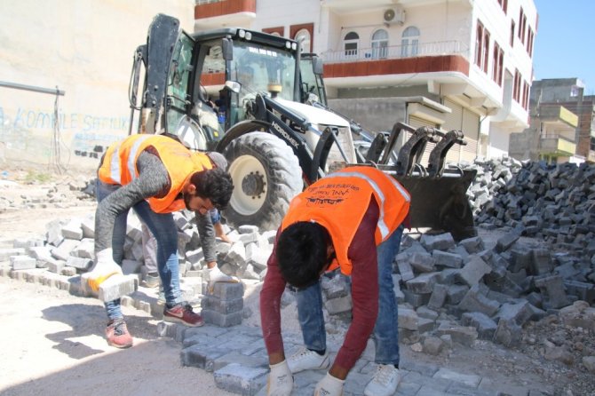 Viranşehir’de kilitli parke çalışmaları sürüyor