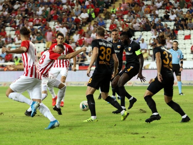 Süper Lig: Antalyaspor: 1 - İstikbal Mobilya Kayserispor: 1 (İlk yarı)