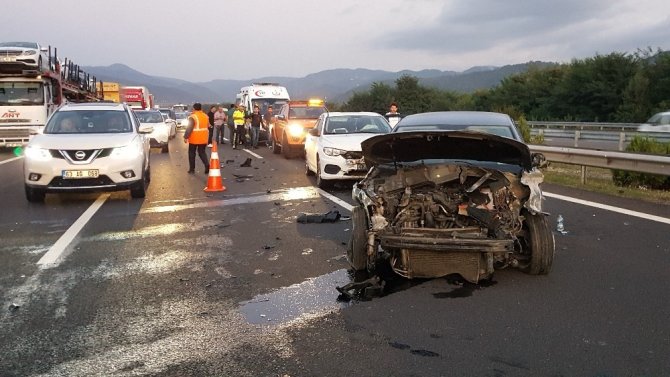 Otoyolda 4 aracın karıştığı trafik kazasında 2 kişi yaralandı