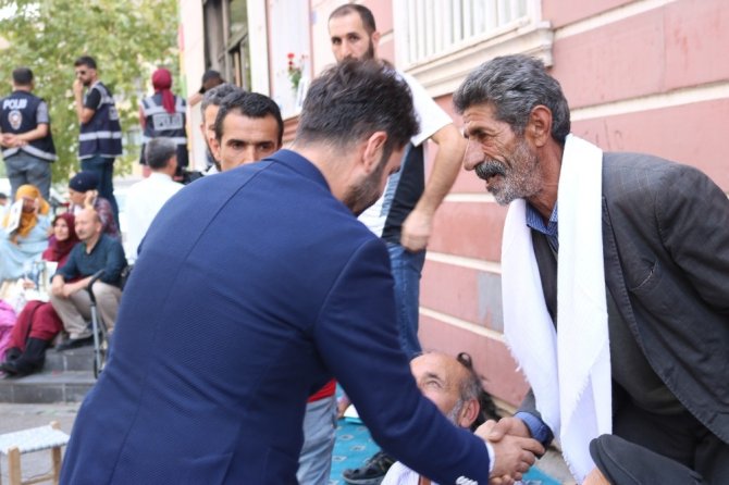 EMŞAV’dan HDP önünde oturma eylemi yapan ailelere destek