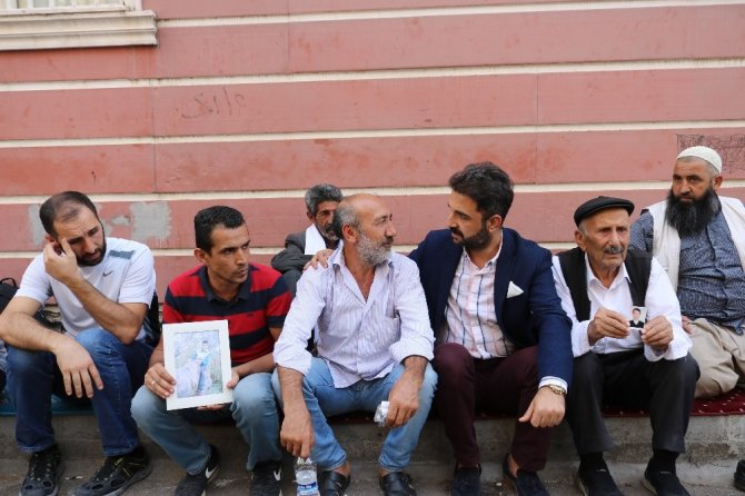 EMŞAV’dan HDP önünde oturma eylemi yapan ailelere destek